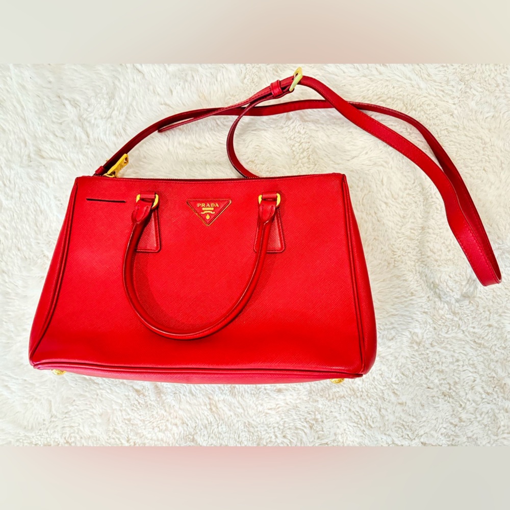 Prada
Galleria leather handbag